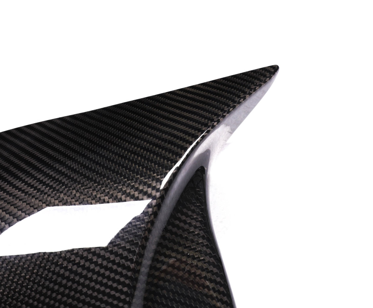 Detaljbild av BMW F30 kolfiber spegelkåpa