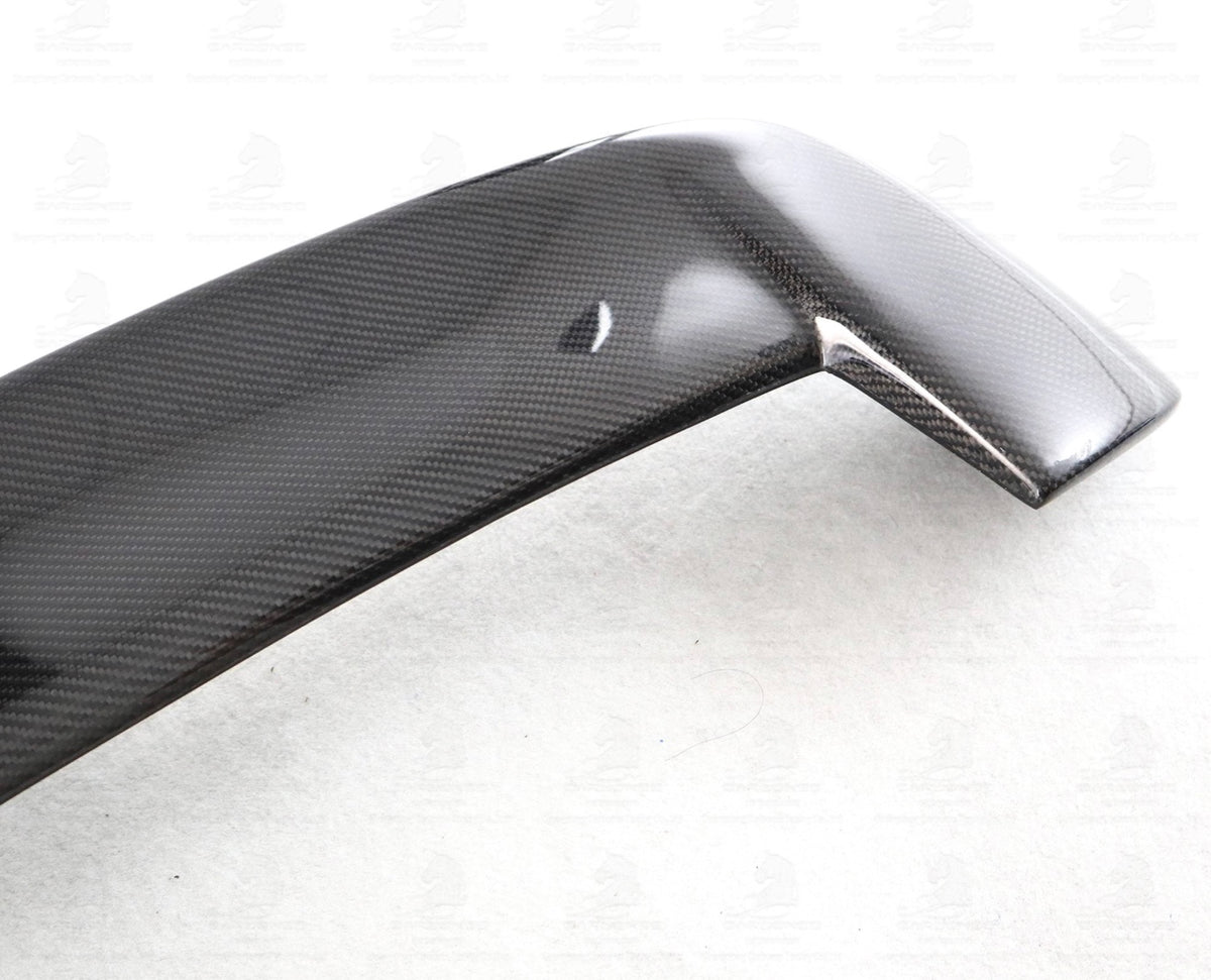 Detaljbild av BMW F20 LCI kolfiber takspoiler